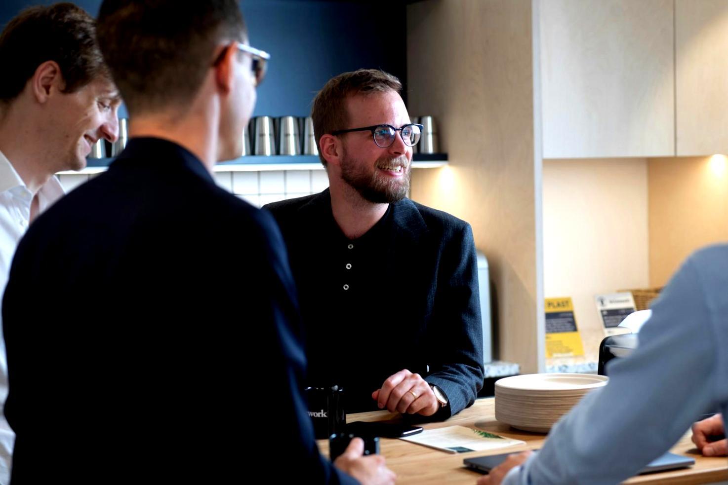 Sesión de planificación de contenidos educativos sobre finanzas personales